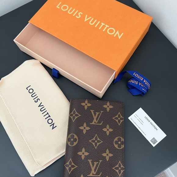 S0LD - LOUIS VUITTON PASSPORT HOLDER - Picture 5 of 5